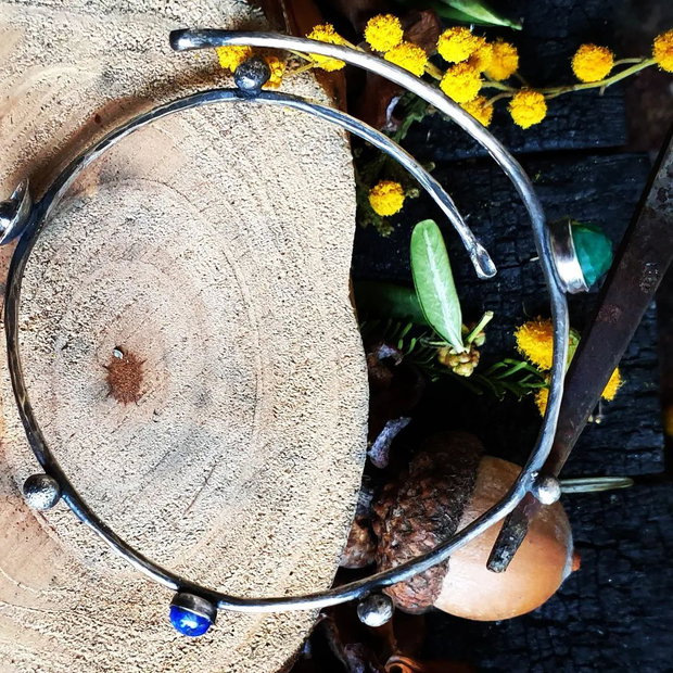 Bratara reglabila din argint 925, oxidat, cu pietre de lapis lazuli si smarald