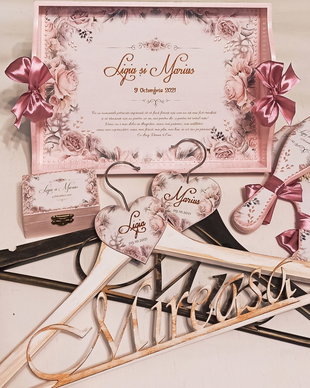 Set nunta, format din tava din lemn si accesorii mireasa, cutiuta verighete si umerase personalizate, roz perlat, tema florala