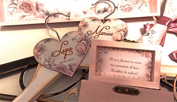 Set nunta, format din tava din lemn si accesorii mireasa, cutiuta verighete si umerase personalizate, roz perlat, tema florala
