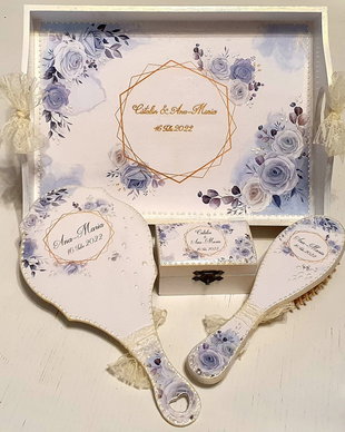 Set format din tava mireasa, accesorii (perie si oglinda), cutiuta verighete, tema florala alb, albastru