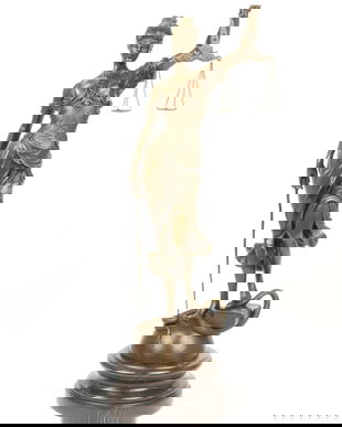 Justitia mare  - statueta din bronz pe soclu din marmura