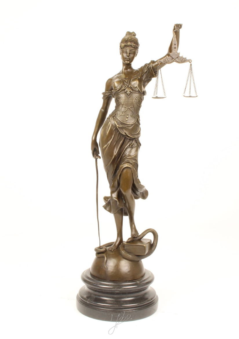 Justitia mare  - statueta din bronz pe soclu din marmura