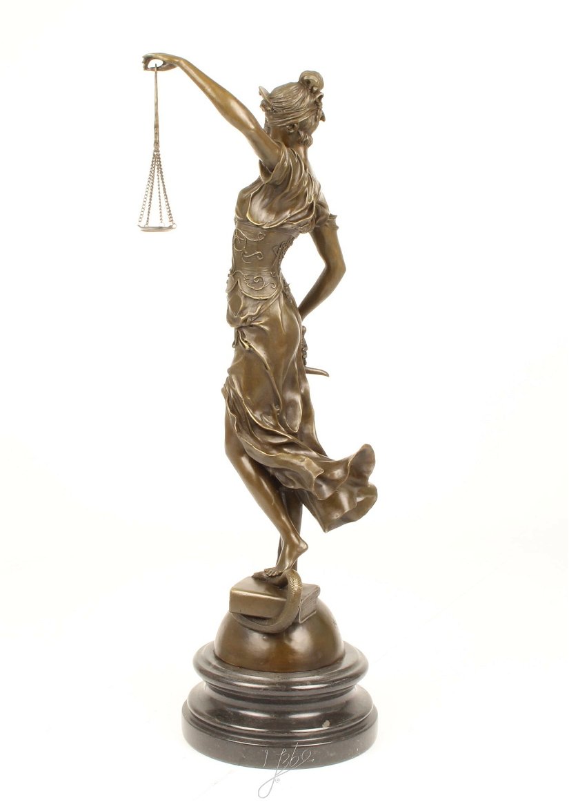 Justitia mare  - statueta din bronz pe soclu din marmura