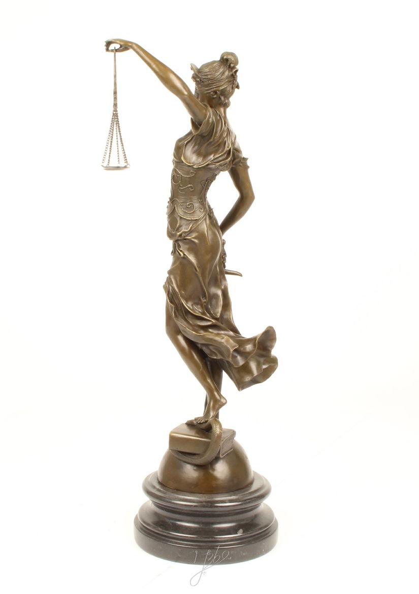 Justitia mare  - statueta din bronz pe soclu din marmura