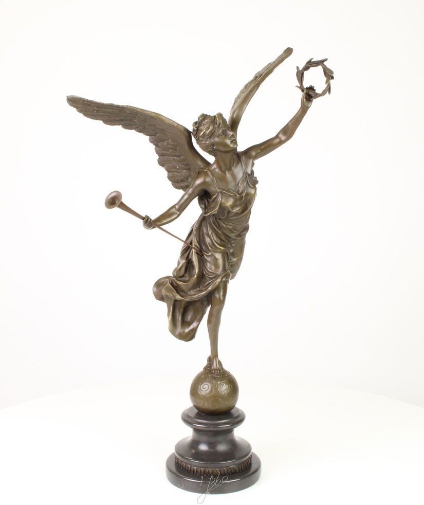 Victoria mare  - statueta din bronz pe soclu din marmura