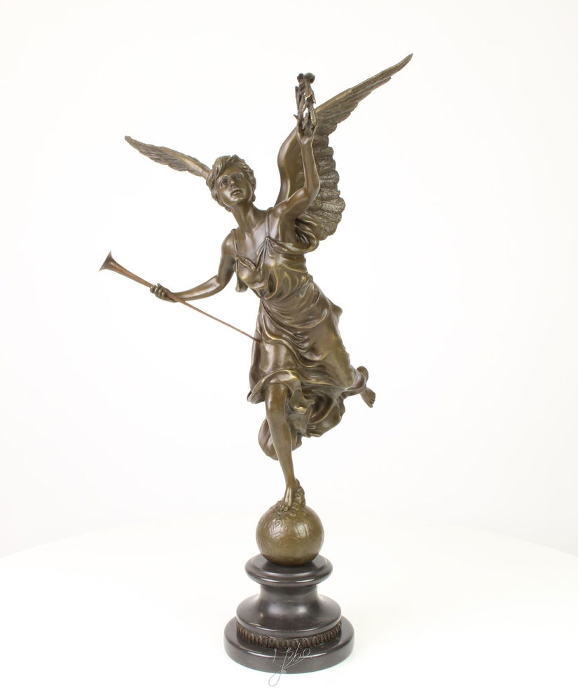 Victoria mare  - statueta din bronz pe soclu din marmura
