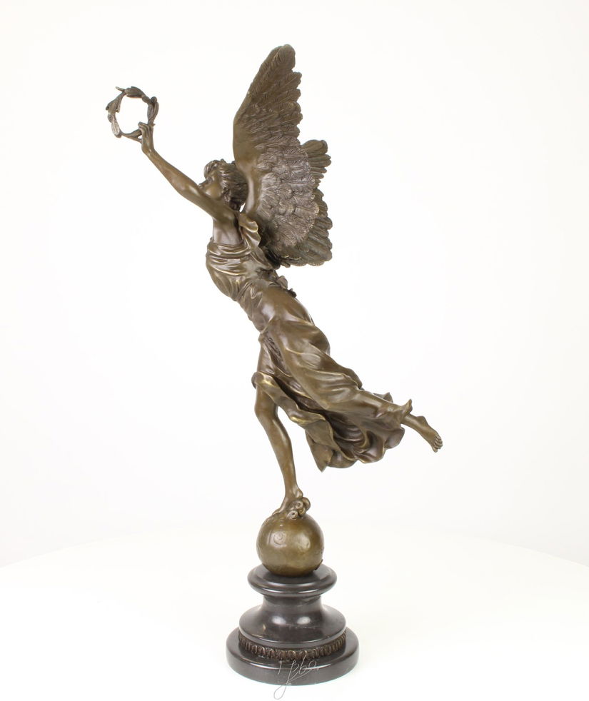 Victoria mare  - statueta din bronz pe soclu din marmura