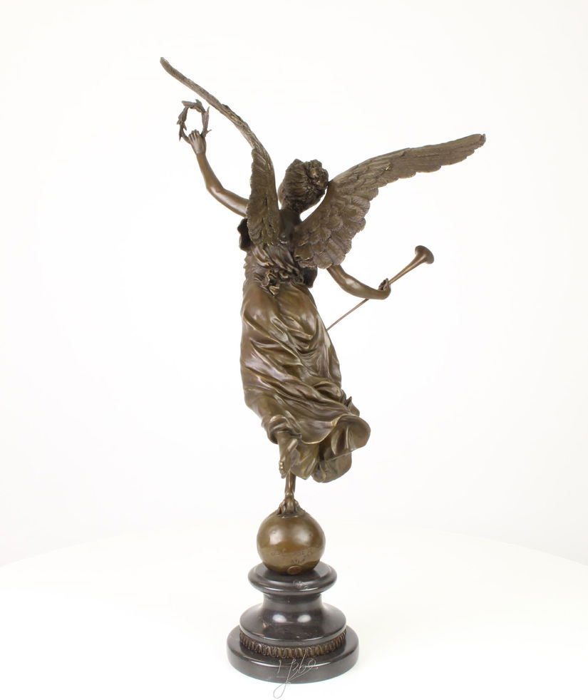 Victoria mare  - statueta din bronz pe soclu din marmura
