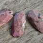 Cabochon rodonit roz fatetat 38x19x6 mm