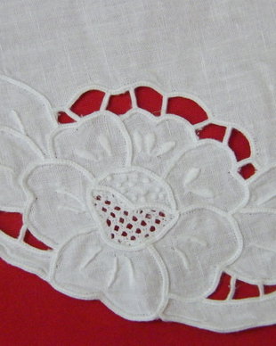 Mileu cu broderie si decupaje 25 cm