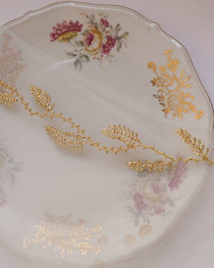 Accesoriu / agrafa de par aurie cu frunze "JUSTA"