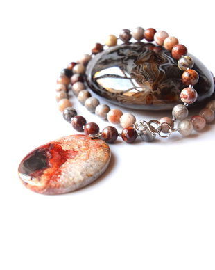 Colier  cu pandantiv, din  agate crazy lace, hematit electroplacat si elemente de inchidere din argint 925