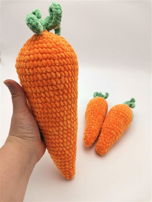 Decorațiune croșetată morcov - jucărie plush