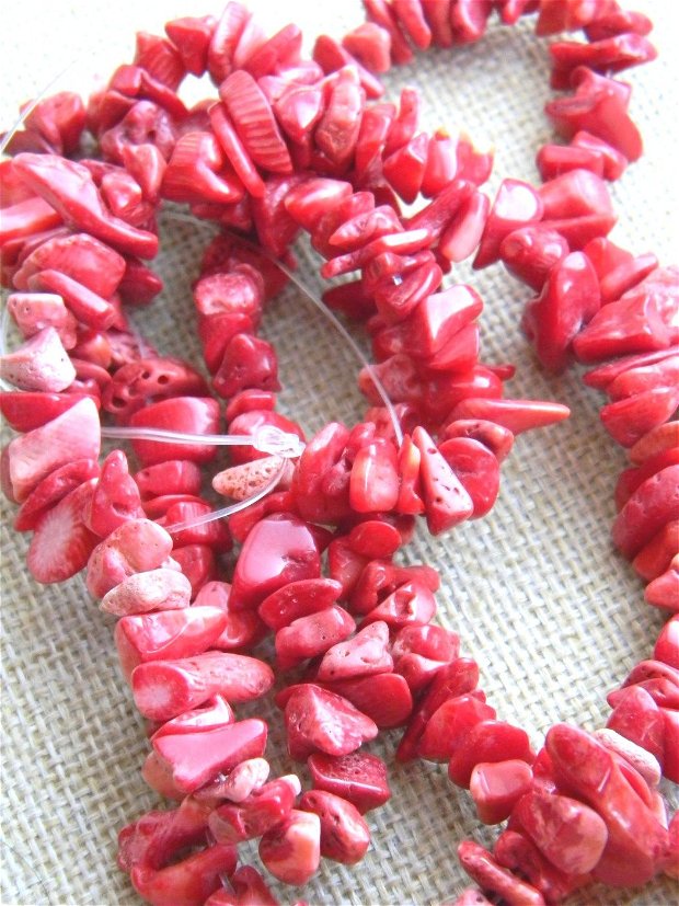 Margele coral chipsuri - 82 cm