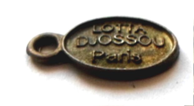 Charm metalic banut oval LOTTA DJOSSOU PARIS bronz