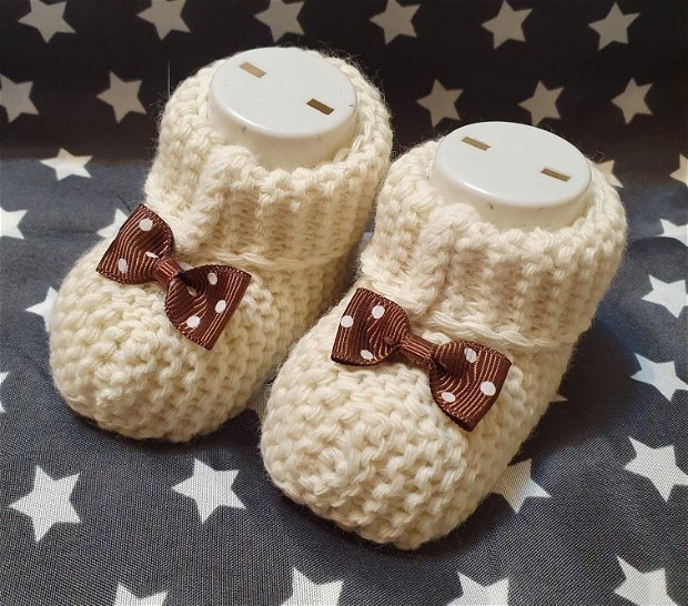 Botoșei tricotați pentru bebeluși