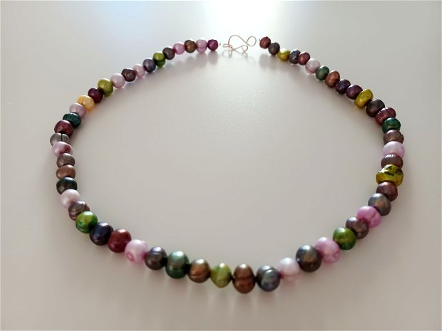 Colier din perle multicolore