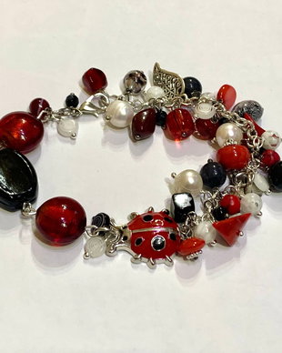 BRATARA~HAPPY LADYBUG~perle cultura,murano,Millefiori,cipsuri coral,howlit,accesorii argintate