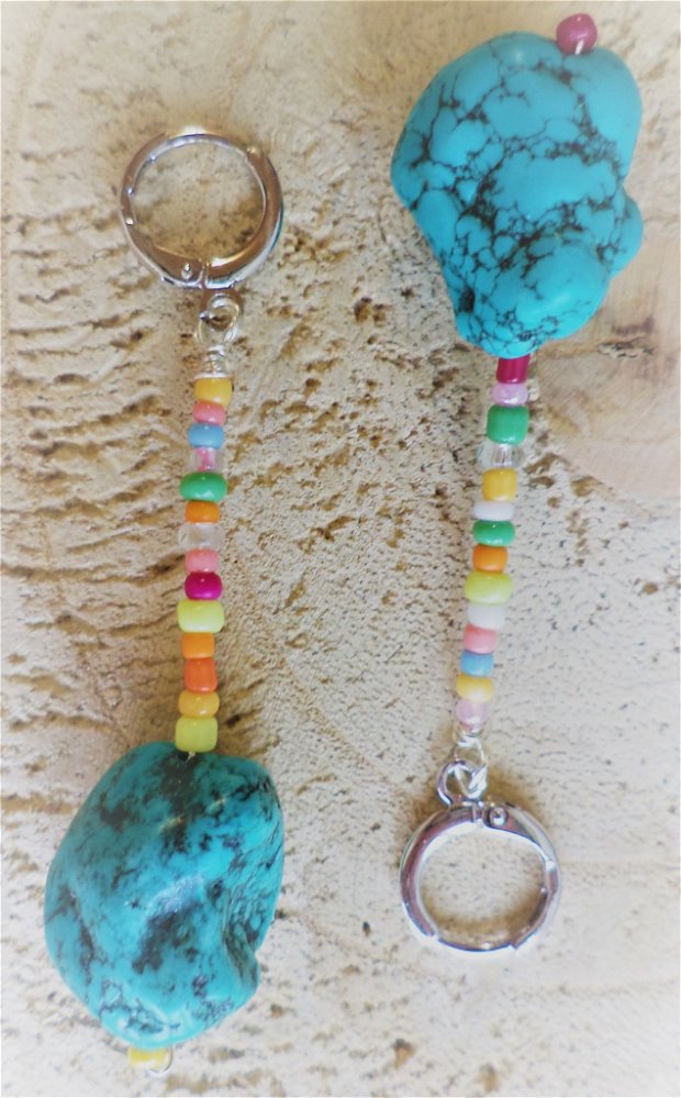 Cercei din bolovanasi de turcoaz cu margele de nisip multicolore