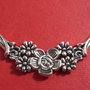 Baza colier / pandantiv / link / ghirlanda - aranjament floral argintiu partial antichizat aprox 28.5x58 mm