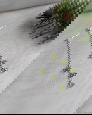 Cercei lungi cu peridot natural. Idee cadouri handmade. Cercei handmade cu lant. Cercei lănțișor argint