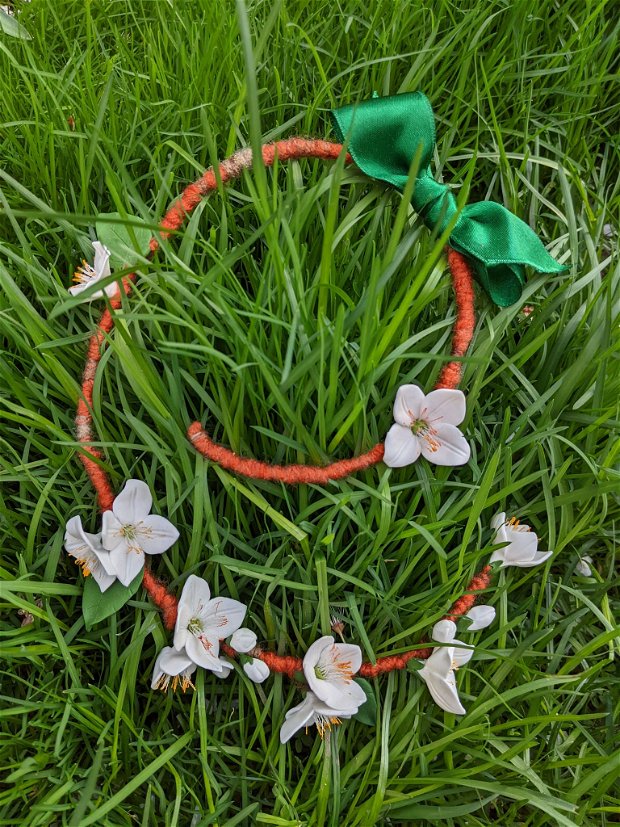 Colier deschis (coroniță) cu flori de iasomie de grădină