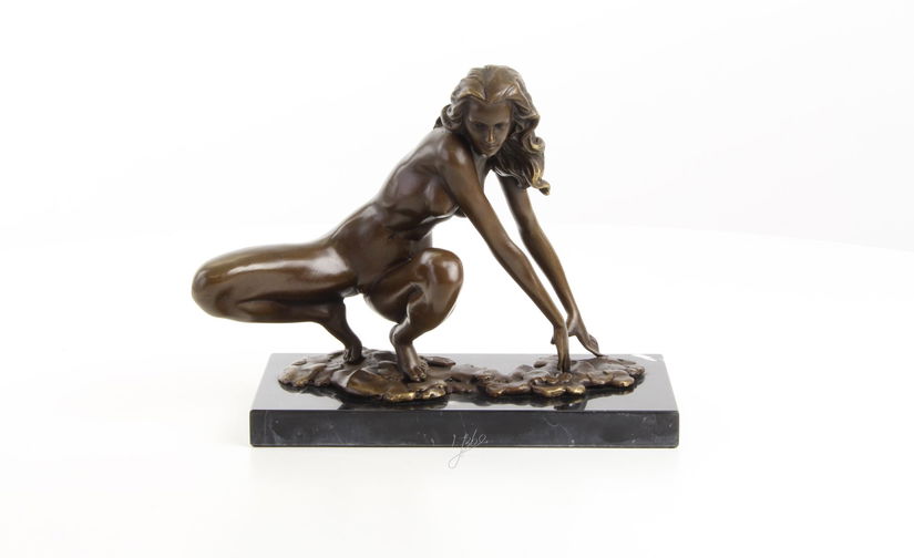 Nud - statueta erotica din bronz pe soclu din marmura