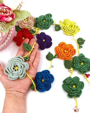 Accesoriu multicolor / colier crosetat manual