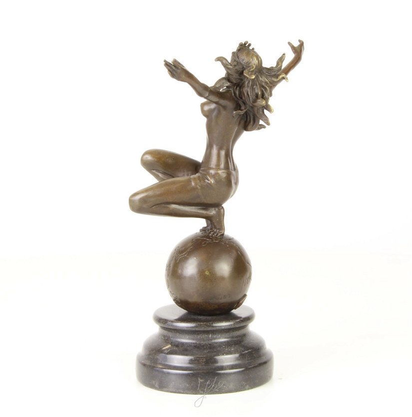 Femeie pe globul pamantesc- statueta din bronz pe soclu din marmura