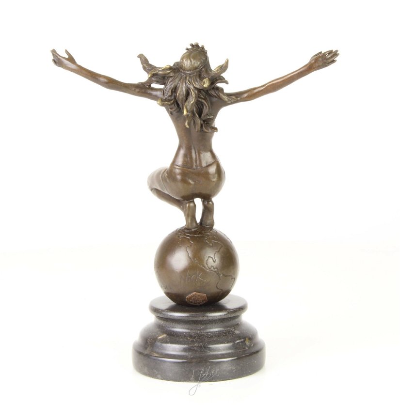 Femeie pe globul pamantesc- statueta din bronz pe soclu din marmura