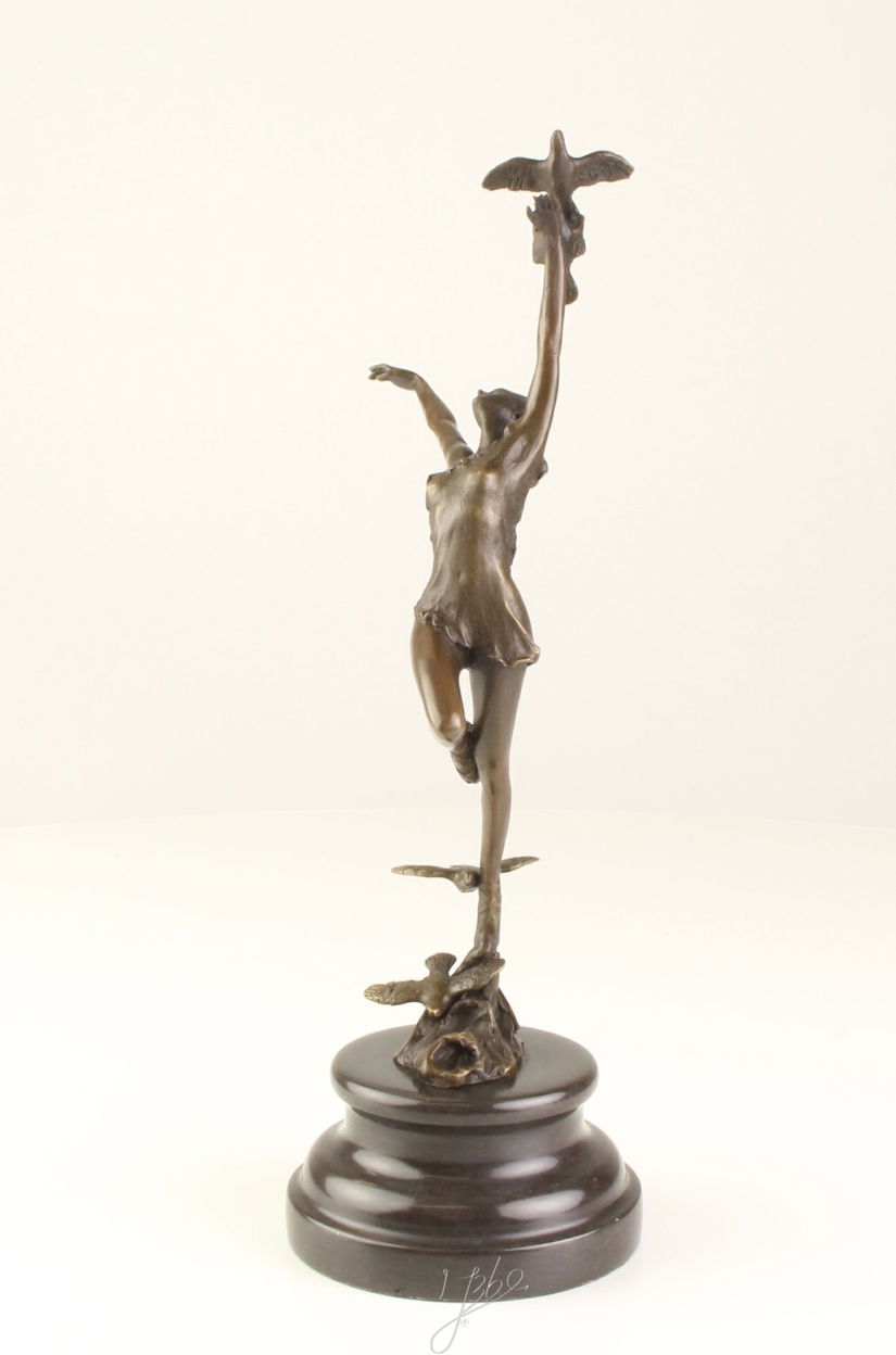 Dansatoare cu pasari - statueta din bronz pictat pe soclu din marmura