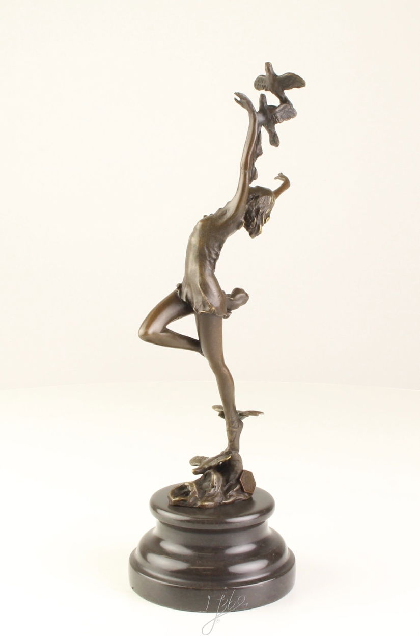 Dansatoare cu pasari - statueta din bronz pictat pe soclu din marmura