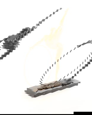 Femeie Art Deco cu cercul - statueta din bronz pe scoclu din marmura