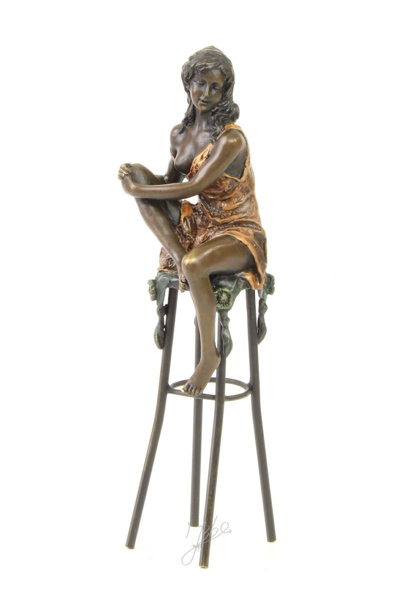 Doamna la bar - statueta din bronz pictat