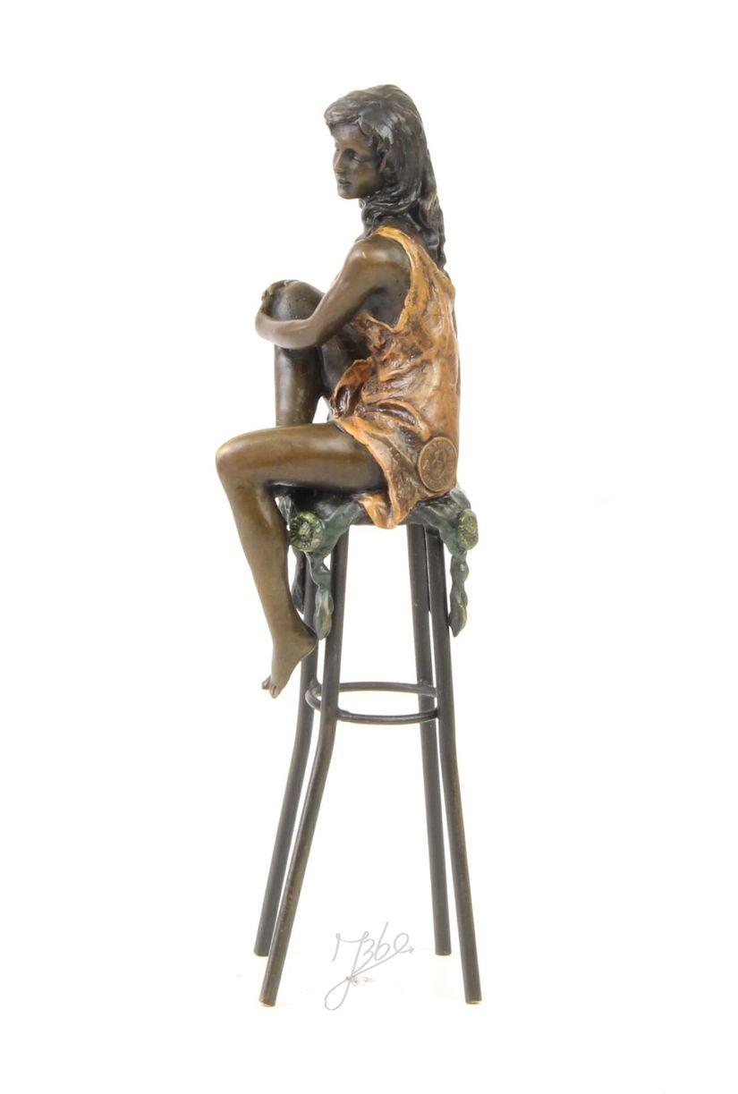 Doamna la bar - statueta din bronz pictat