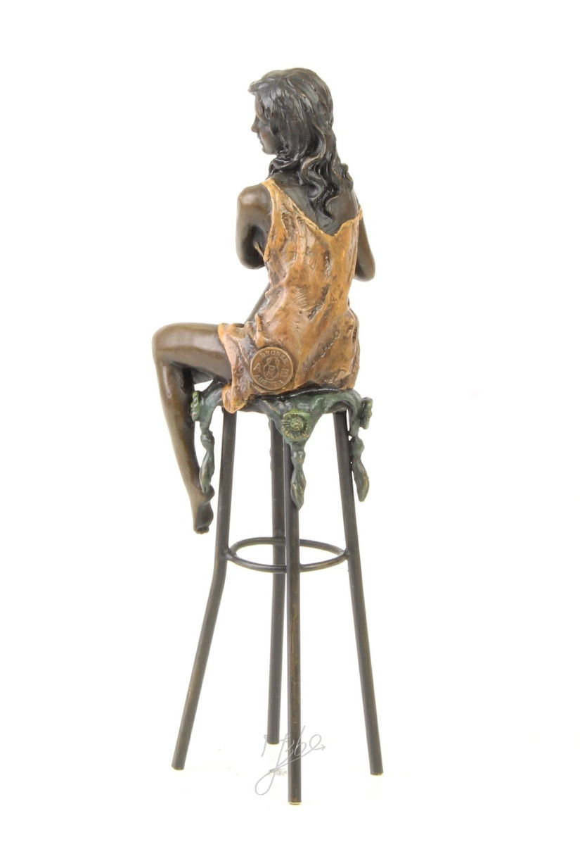 Doamna la bar - statueta din bronz pictat