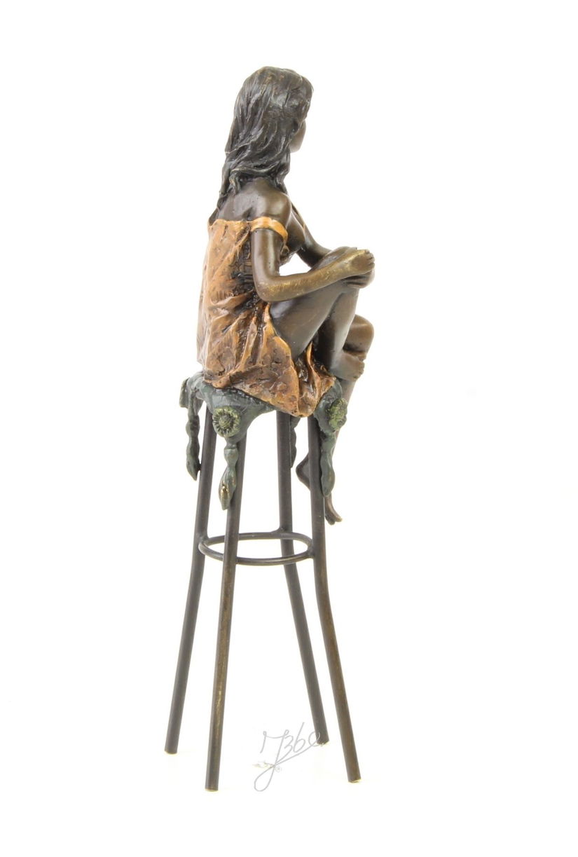 Doamna la bar - statueta din bronz pictat