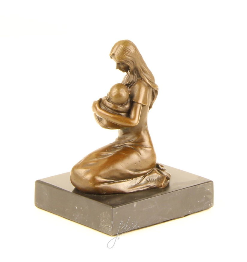 Femeie cu pruncul - statueta din bronz pe soclu din marmura