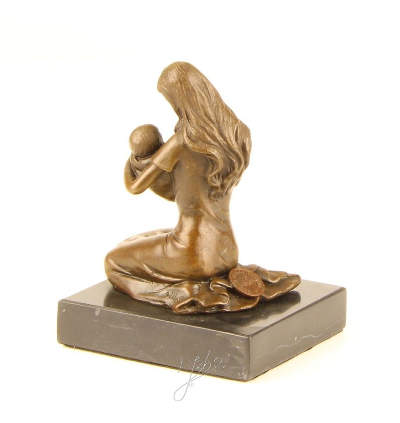 Femeie cu pruncul - statueta din bronz pe soclu din marmura