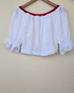 Bluza scurta cu volane la maneci