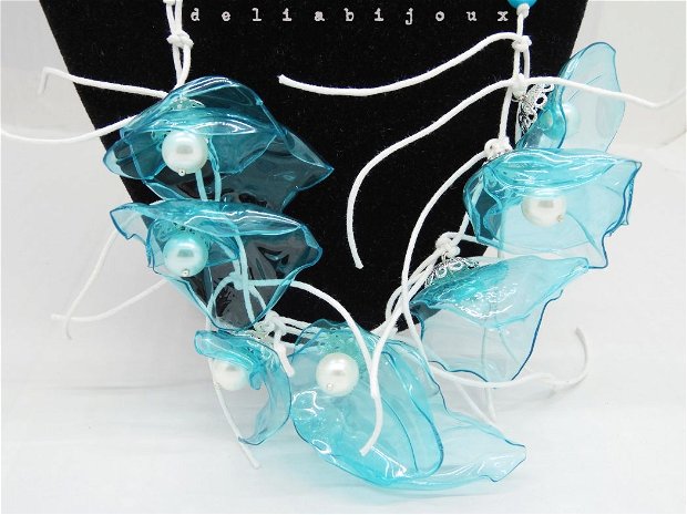 Colier handmade unicat - perle de sticla si plastic reciclat (cod631)