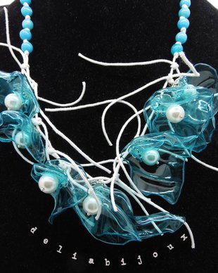 Colier handmade unicat - perle de sticla si plastic reciclat (cod631)