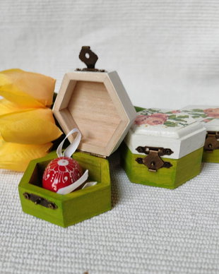 Ou pictat, in cutie cu motive traditionale