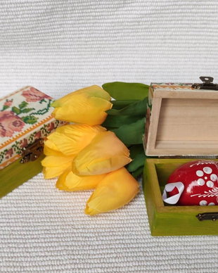 Ou pictat, in cutie cu motive traditionale