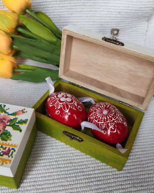 Oua pictate, in cutie cu motive traditionale