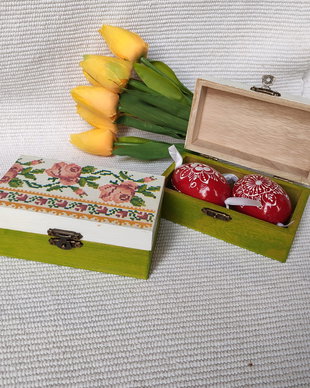 Oua pictate, in cutie cu motive traditionale