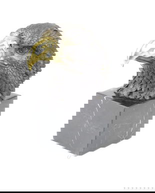 Cap de vultur - statueta din bronz pe soclu din marmura