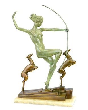 Zeita Diana si cainii de vanatoare- statueta din bronz pe soclu din marmura