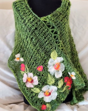 Poncho tricotat manual cu flori de lână merinos impaslite