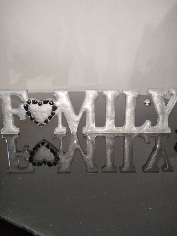 Obiect decorativ unic Family argintiu cu pietre obsidian negru